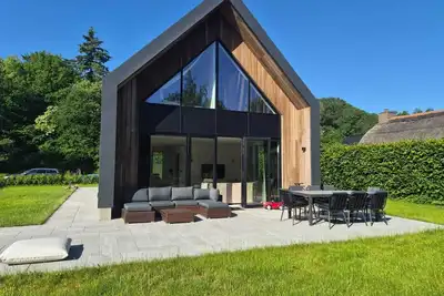 Image de Spacious forest villa with a very generous living area and a large garden