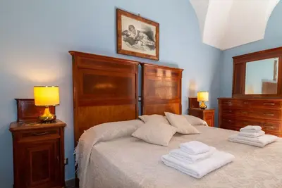 Image de Situé dans le centre historique de Bosa, sur la Via Cugia, cet appartement fait partie des Residenze Deriu, un élégant bâtiment historique soigneusement rénové qui abrite cinq autres logements. Son emplacement central permet de profiter pleinement