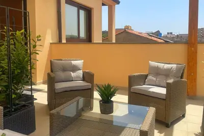 Image de Appartement de trois pièces confortable et lumineux, situé au coeur du centre historique de la ville d'Oristano, à quelques pas des plus belles plages et des points d'intérêt les plus populaires. L'appartement est situé au dernier étage avec ascen