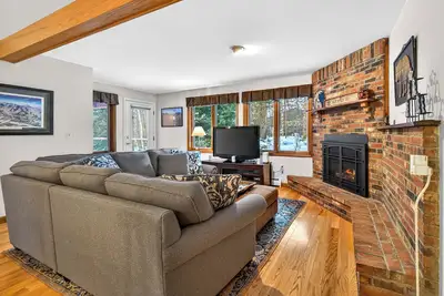 Image de Glazebrook B01 Located in the heart of Killington is a beautiful spacious townhouse with plenty of space for multiple families to vacation together. (please note this unit has No Air Conditioning)