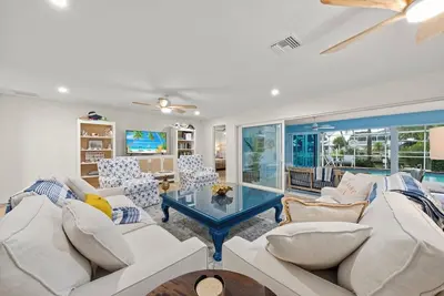 Image de Kings Crown Home - Elevated Coastal Living