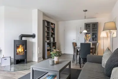 Image de Fasanenblick avec cheminée et terrasse