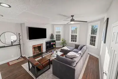 Image de Draft Central - Stylish 3br 2ba Retreat with Deck, Private Parking