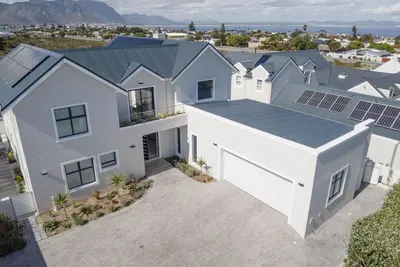 Image de Executive 3-bedroom villa with Ac, pool and braai room in lovely Hermanus