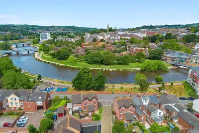 Image de Elegant riverside townhouse with garden & parking