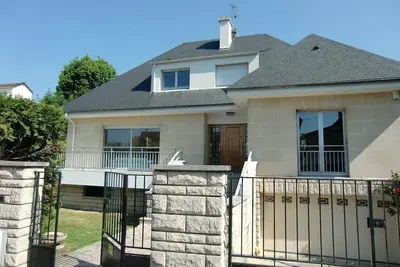 Image de Très belle et très grande maison lumineuse! A 12 minutes de Paris centre. . . .