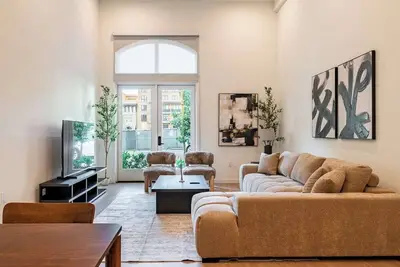 Image de Elegant 1b1b with Resort Pool, Spa and 4k Smart TVs