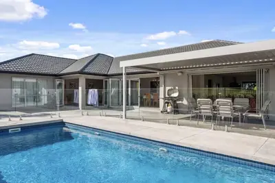 Image de Pool • Near Wineries & Wedding Venues • Spacious