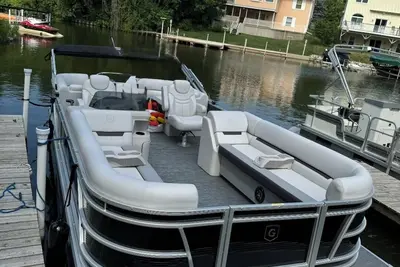 Image de Lake Life Awaits on Lake Wawasee - Boat Rental Available - Sleeps 10!