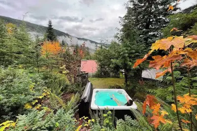 Image de Timber River Cabin with hot tub and trail to river