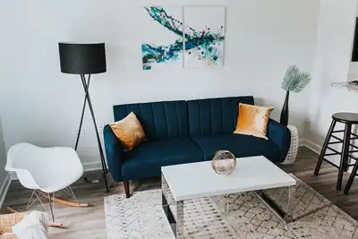 Image de 5 Minute Walk Downtown, Skyline Views from Deck