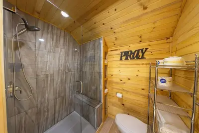 Image de Premium Cabin w/ Fishing  Kayaks  Grill  Hiking and much more!