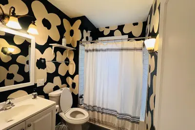 Image de 3-Bedroom Cottage Apartment in Tranquil Pittsburgh close to All- Furnished