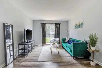 Image de 6 Mins Walk to Transfer Co Food Hall/Downtown #A