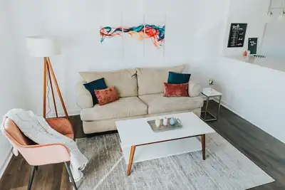 Image de 4 Minute Walk Downtown, Skyline View from Deck