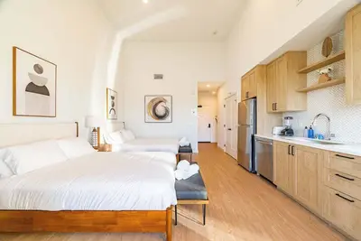 Image de Bright & Modern Studio｜2 Queens + Pool & Spa Access