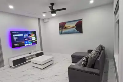 Image de Luxury 2br Walkout Suite •Pond View • Near Airport