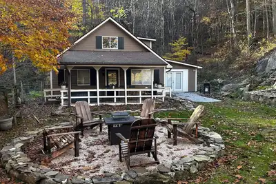 Image de Cascade Cabin- 3bd/2BAhome, sperate game room with sleeping area, hot tub
