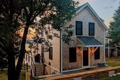 Image de New Listing! Upscale Coastal Retreat Renovated