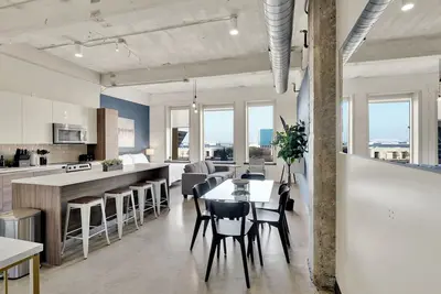 Image de Luxury 1br Apt I King Beds I Free Parking I Gym