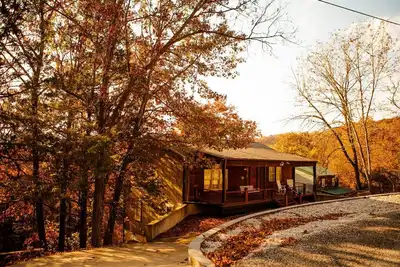 Image de Water access  4-bedroom cabin with Hot tub on Beaver Lake