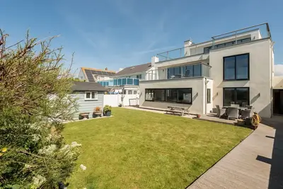 Image de Fleetwood: East Wittering Beachfront Home – Sleeps 12, Sea Views & Garden