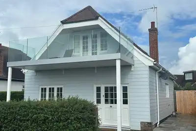 Image de Seacote: Family Seafront Home in Selsey – Sleeps 7, Hot Tub & Sea Views