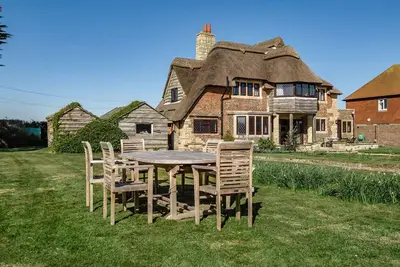 Image de Beachfront Thatched Cottage in West Wittering – Sleeps 8, Garden, Parking, Pets
