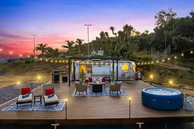 Image de Ultimate Airstream - Omg Views, Hot Tub, Fire Pits, Outdoor Living, Pet Friendly