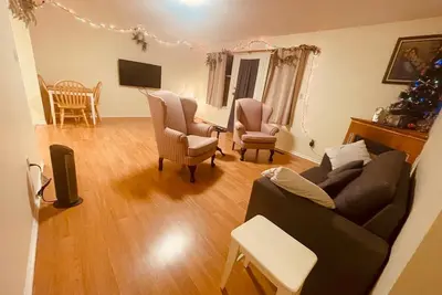 Image de 2br Home with Mountain Views, Near Transit, w/ Workspace + Gym. Pets on approval