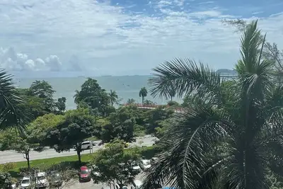 Image de Welcome to The Mermaid Lounge\nOceanfront Condo on Prestigious Avenue Balboa