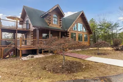 Image de 4-bedroom cabin in Amherst, Va with cozy mountain vibes, pool and hot tub!