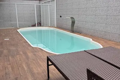 Image de House with pool in Greater Florianópolis, space with pool table and barbecue.