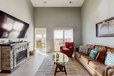 Image de Stunning condo with breathtaking lake views, sunroom access, Wifi & Washer/Dryer