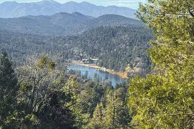 Image de Dog Friendly near town & lake with fast WiFi, wood-burning fireplace, Ac & W/D