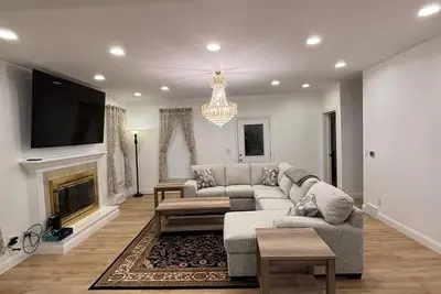 Image de Spacious 4-bedroom house in peaceful Erie perfect for multiple cupules & familie