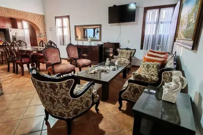 Image de Bella Casa en Antigua Guatemala con 2 Parqueos