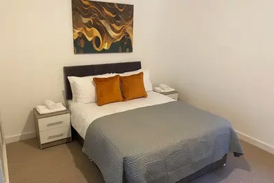 Image de Modern 3-Bed Flat by High Street & Designer Outlet