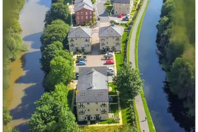 Image de Canal-side haven, short canal walk to city. Pet Friendly and parking!