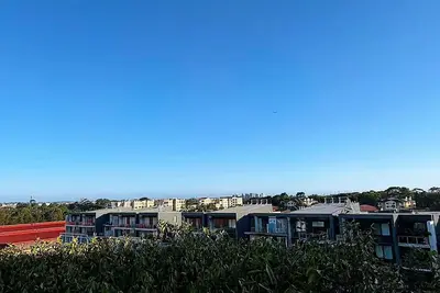 Image de Spacious 3br Retreat near Cbd | Parking & Balcony