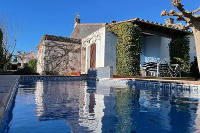Image de Villa familiale avec piscine privée et barbecue.