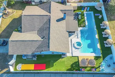 Spacious 4-bedroom house with golf, Pool, Sauna, Jacuzzi & Firepit