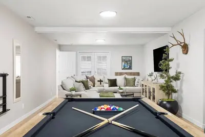 Image de 6 Br Game Home W/ Poker and Pool Tables