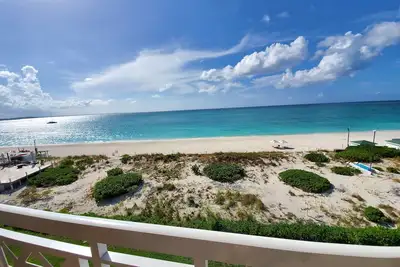 Image de Top Floor, Oceanfront 1-bedroom suite w/balcony and the best view of Grace Bay