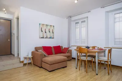 Image de GuestHost - Comfortable 69 sqm apartment, perfect for groups or families of up to 4 guests, located on the ground floor of a historic building (a few steps to access). The apartment is located just outside the centre of Udine, a perfect alternative for th