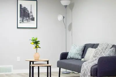 Image de Modern Private Suite Near Yyc | Kitchen, Laundry & Parking