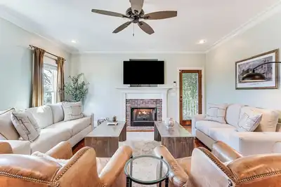 Image de Summerville Historic Bungalow w/ Hot Tub