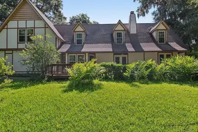 Image de Peaceful River Front Home