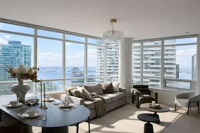 Image de Sky-High Luxury - 40th-Floor 2-Bed Condo at 65 Bremner Blvd