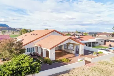 Image de Luxurious 3500 sq. Home on the Golf Course